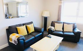 Beautiful 3 Bedroom Apt, Mins From Glasgow Airport, M8 & Sec