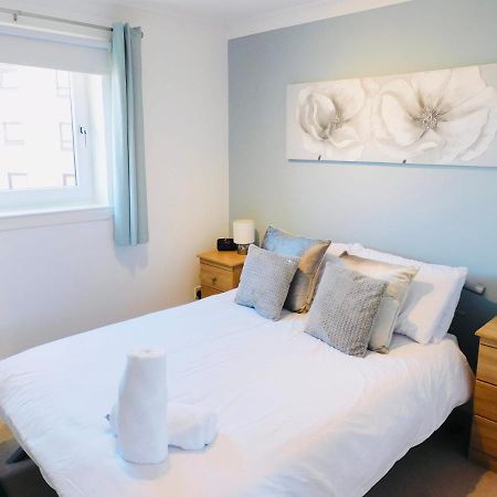 Beautiful 3 Bedroom Apt, Mins From Glasgow Airport, M8 & Sec Paisley Exterior photo