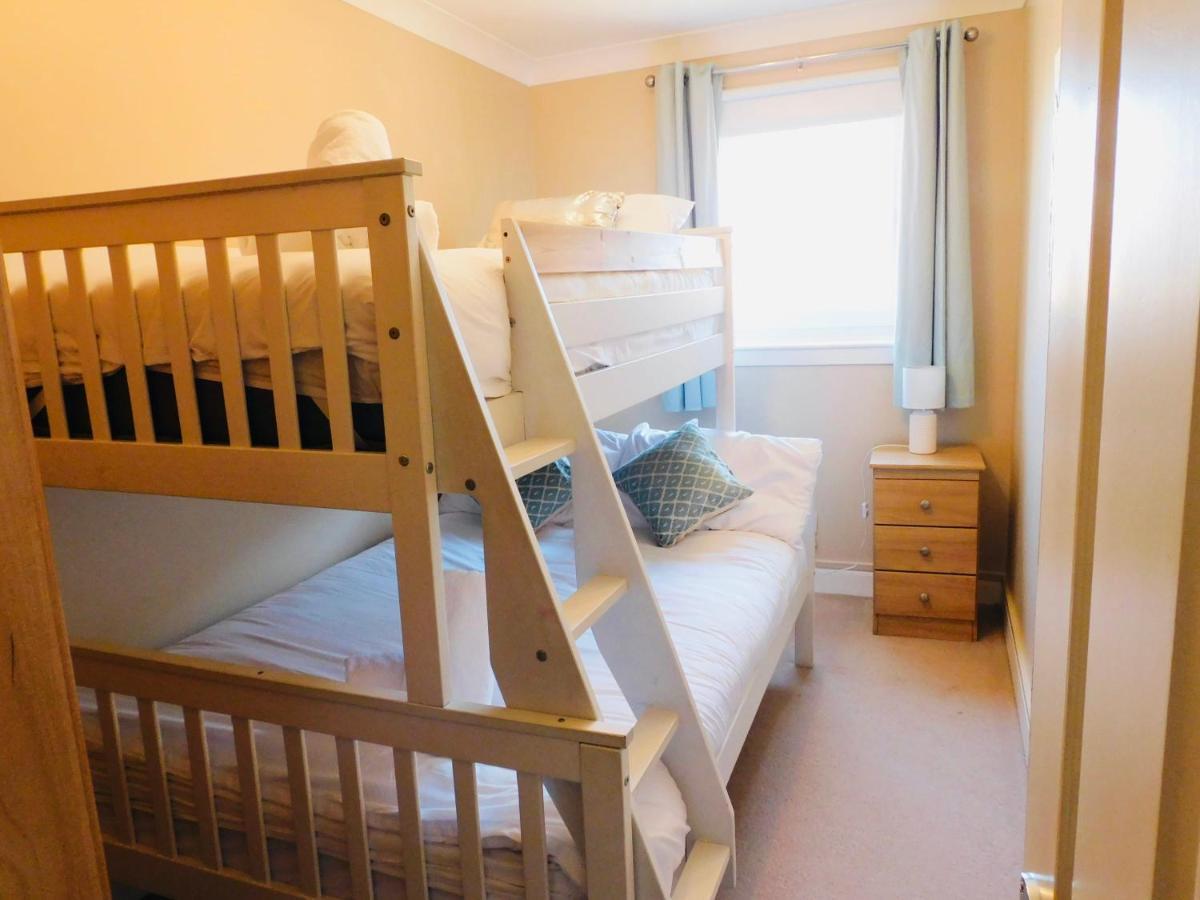 Beautiful 3 Bedroom Apt, Mins From Glasgow Airport, M8 & Sec Paisley Exterior photo