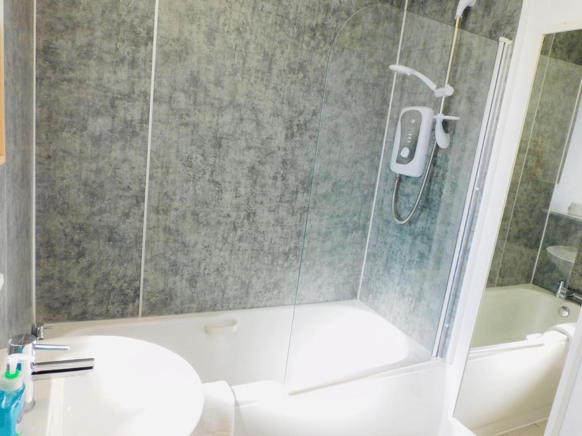 Beautiful 3 Bedroom Apt, Mins From Glasgow Airport, M8 & Sec Paisley Exterior photo