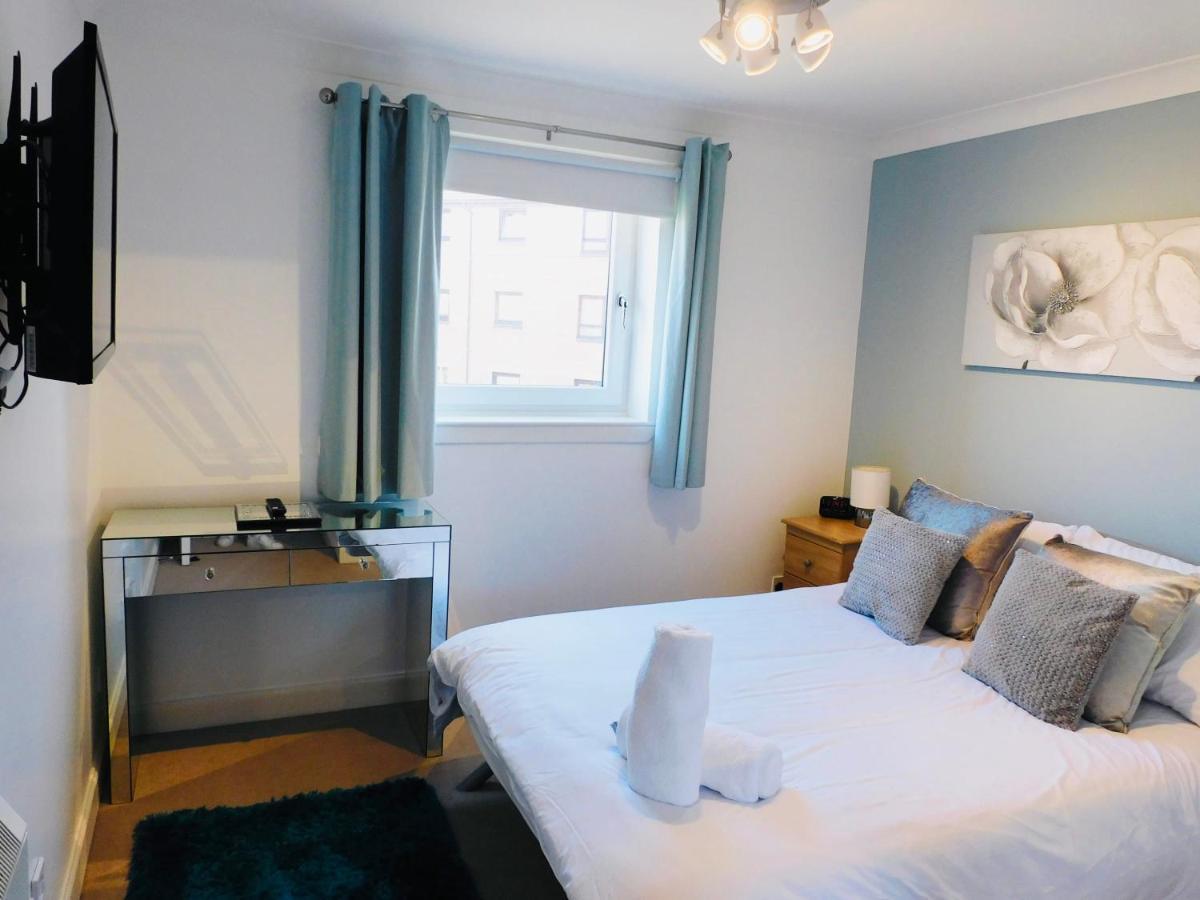 Beautiful 3 Bedroom Apt, Mins From Glasgow Airport, M8 & Sec Paisley Exterior photo