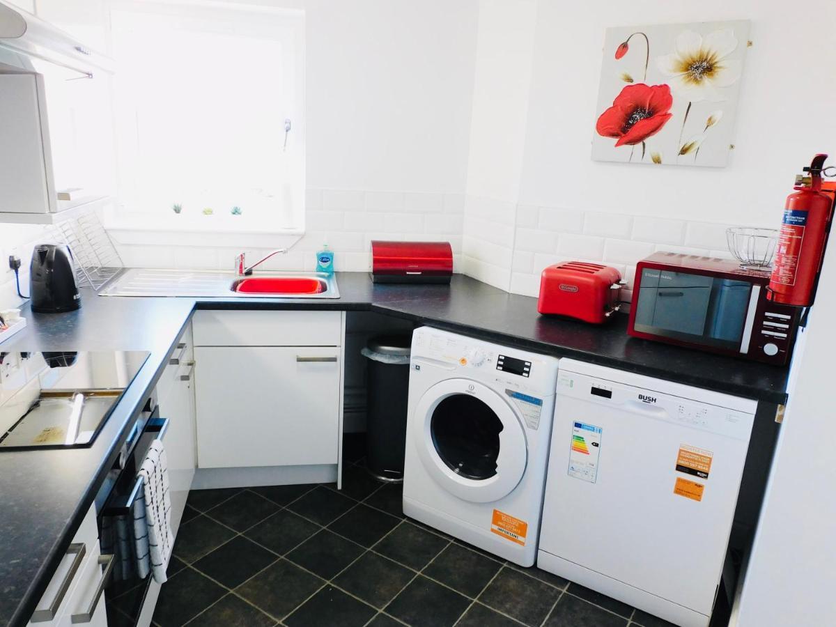 Beautiful 3 Bedroom Apt, Mins From Glasgow Airport, M8 & Sec Paisley Exterior photo